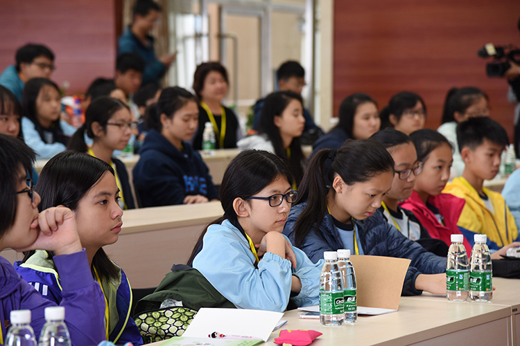 王锦辉中小学学生在会场仔细聆听