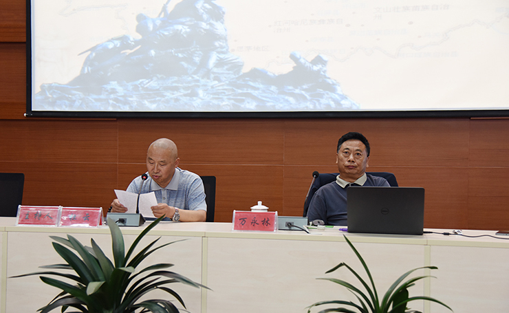 丽江市图书馆馆长杜云（左）与万永林教授（右）